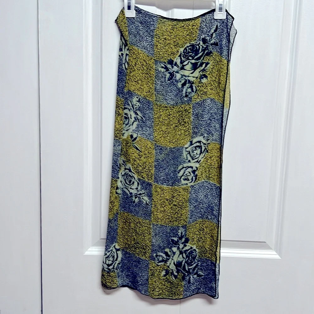 Gray & Green Rose Print Sheer Scarf 26’ x 28’